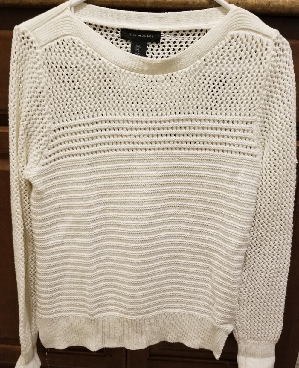 Tahari ivory/ beige sweater T92